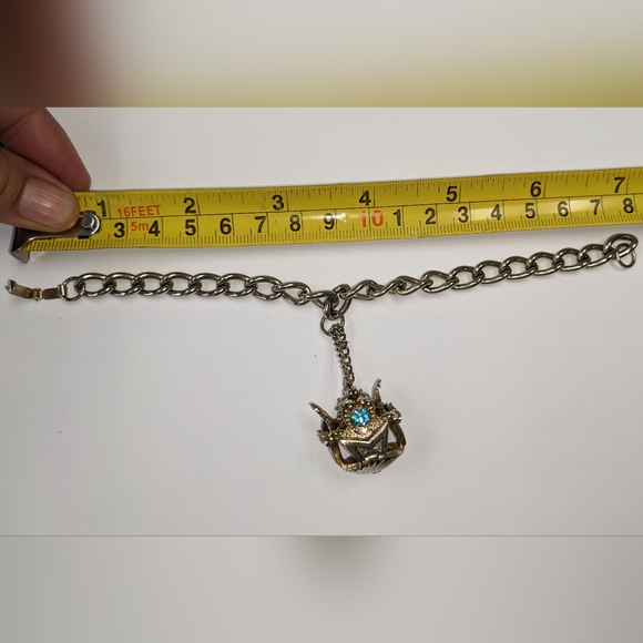 VTG SILVER TONE CROWN W/ RHINESTONES & FAUX PEARL DANGLE CHARM BRACELET - Picture 2 of 14